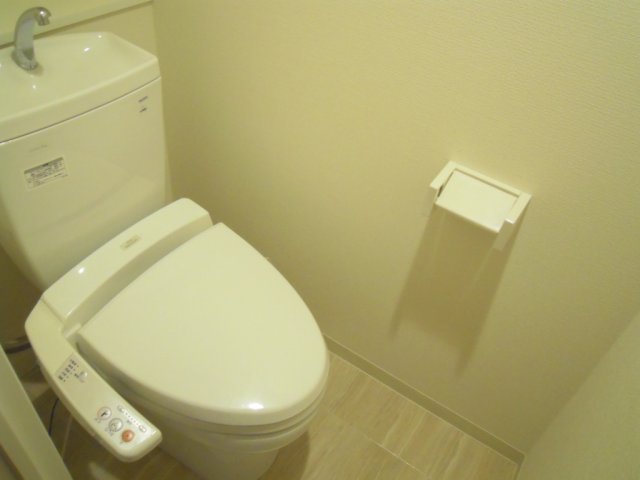 トイレ　温水洗浄便座。