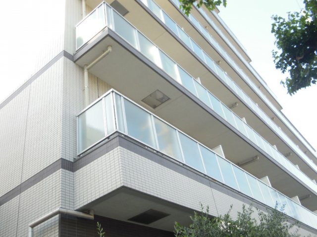 建物外観　鉄筋コンクリート造のがっちりとした造り。