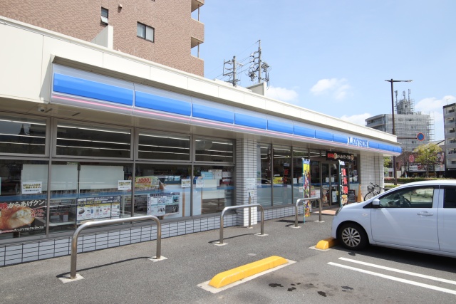 コンビニ　ローソン　東区芳野三丁目店（コンビニ）まで23m