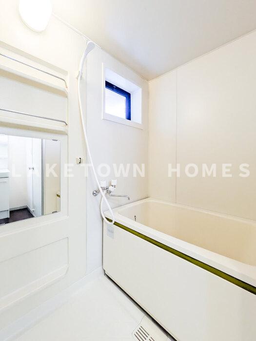 バス・シャワールーム　小窓がある浴室です。