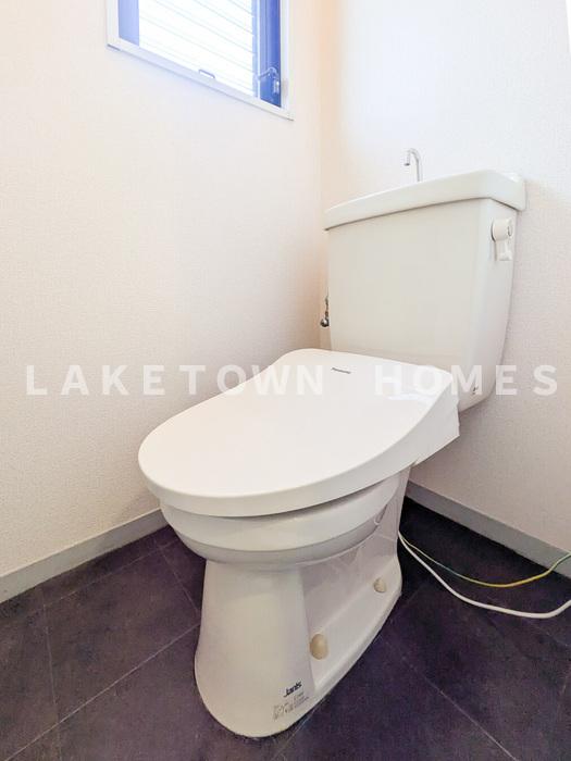 トイレ　温水洗浄暖房便座付のトイレです。