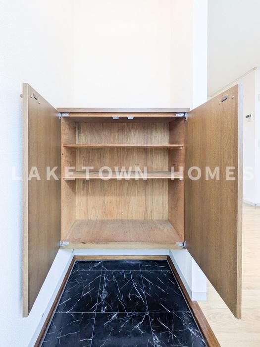 玄関　玄関ホールと玄関収納です。