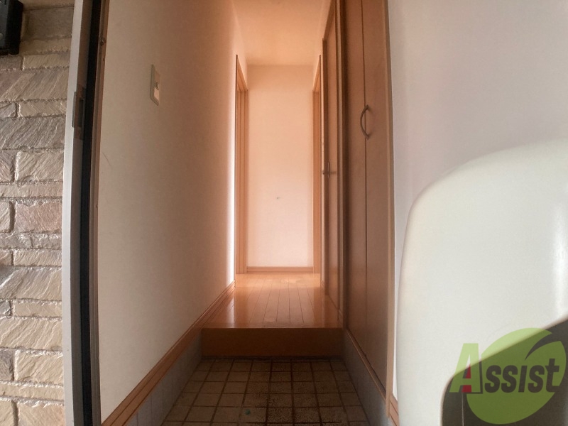 玄関　玄関です。すぐ広いリビングにつながっています。