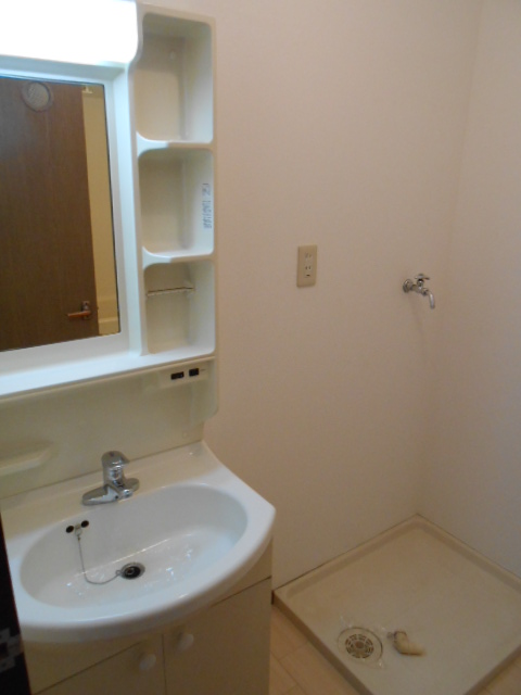 洗面設備　独立洗面化粧台・屋内洗濯機置場完備