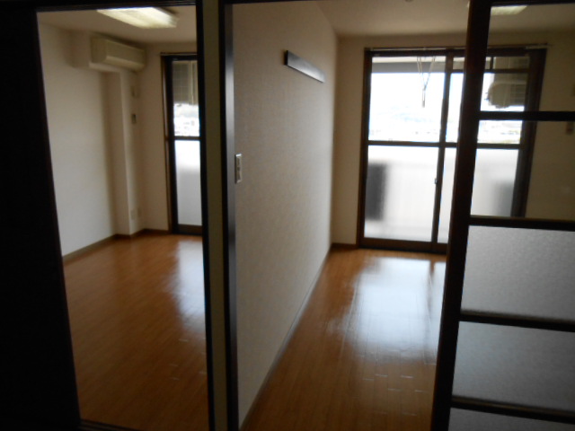 居室・リビング　南面居室２室（洋室・エアコン・全室照明完備）