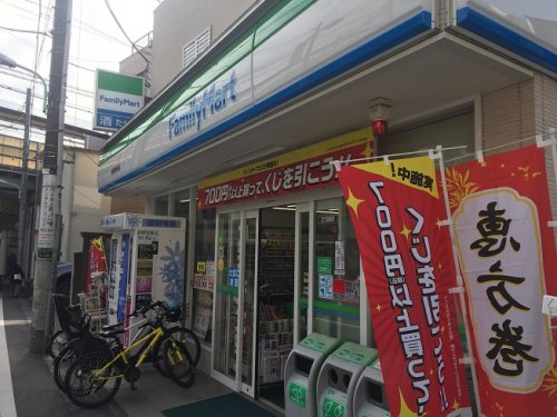 コンビニ　ファミリーマート南新宿駅前店（コンビニ）まで82m