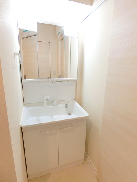 洗面設備　3面鏡の裏側は収納が可能です