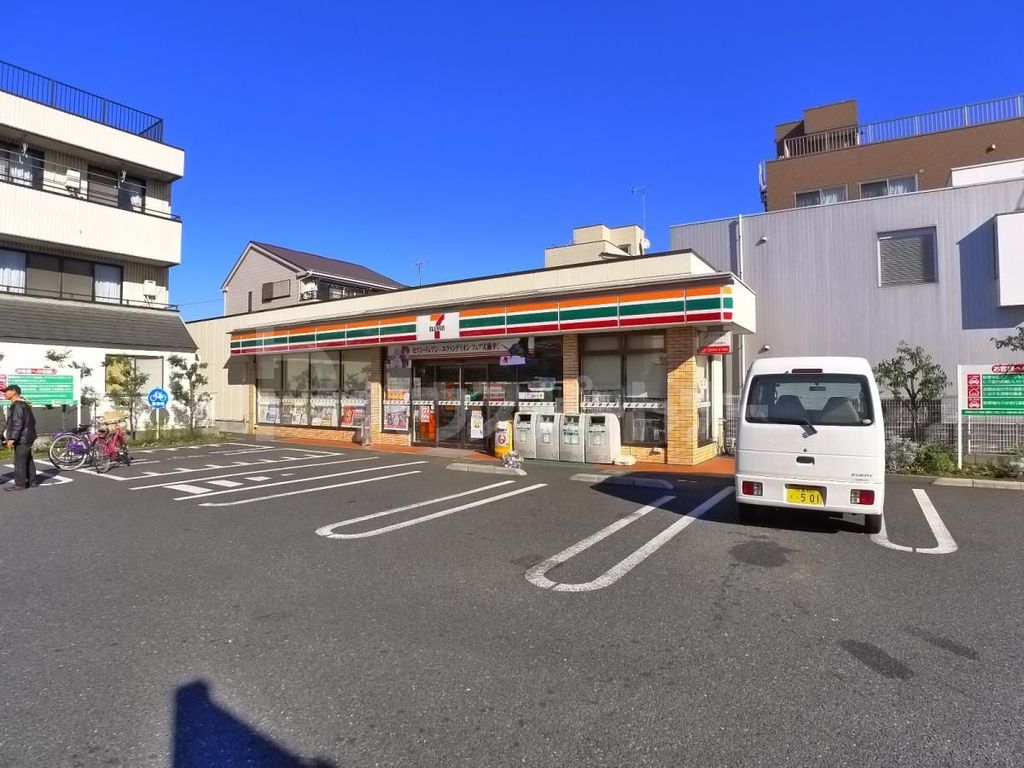 コンビニ　セブンイレブン足立伊興小西店（コンビニ）まで350m