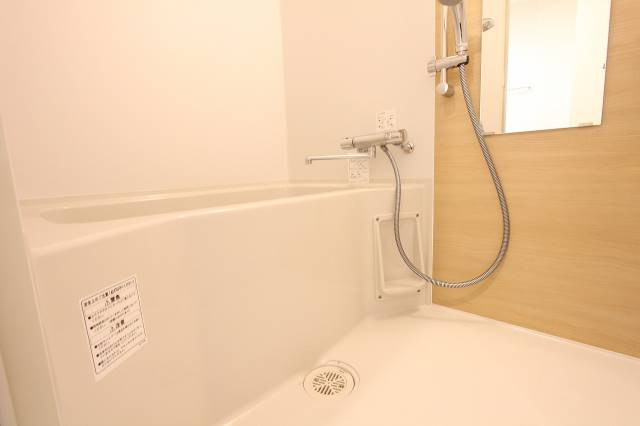 バス・シャワールーム　ゆったりバスルームです