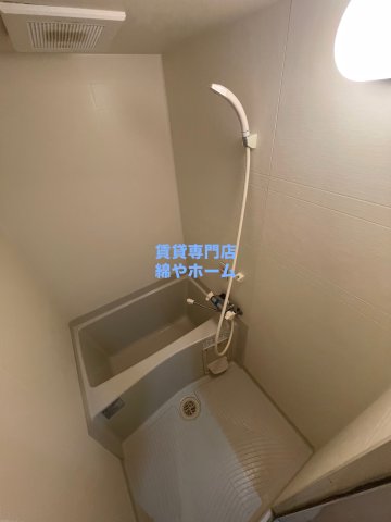 バス・シャワールーム　落ち着いた空間のお風呂です