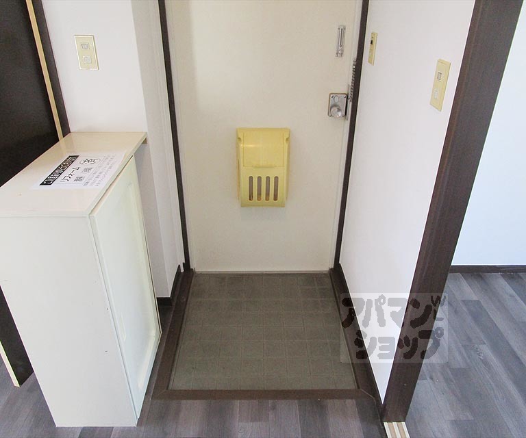 玄関　２０１号室の写真です。