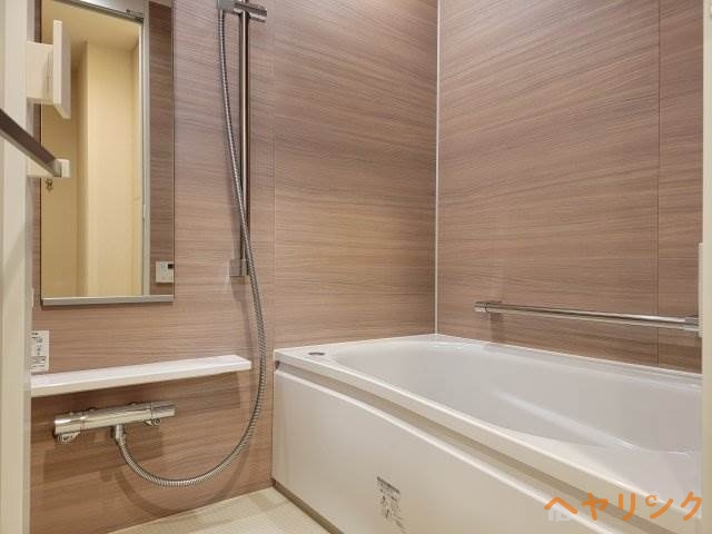 バス・シャワールーム　お部屋の階数によって床、設備、建具の色が異なります