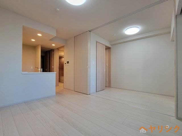 居室・リビング　お部屋の階数によって床、設備、建具の色が異なります