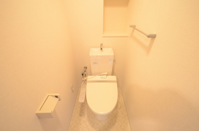 トイレ　温水洗浄便座付きのトイレです♪