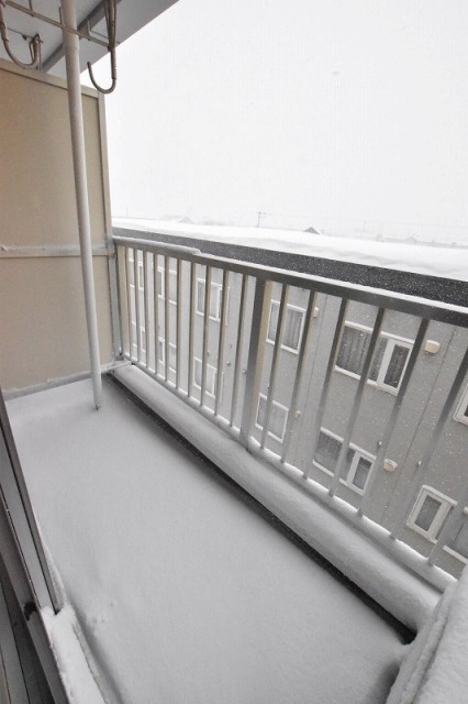バルコニー　夏の布団干しがはかどるバルコニーです♪