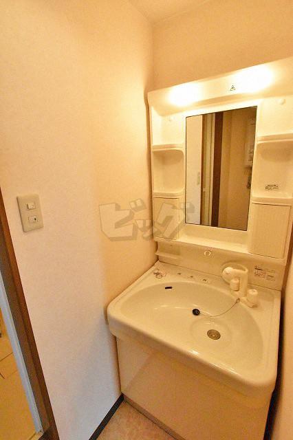 洗面設備　朝の身支度に便利な洗面台です♪