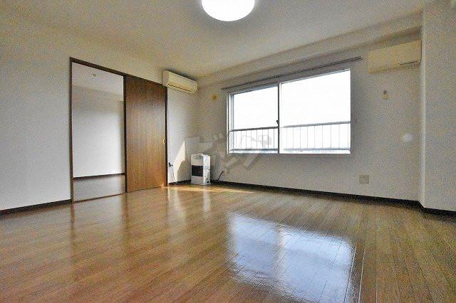 居室・リビング　広々とした明るいリビングです！