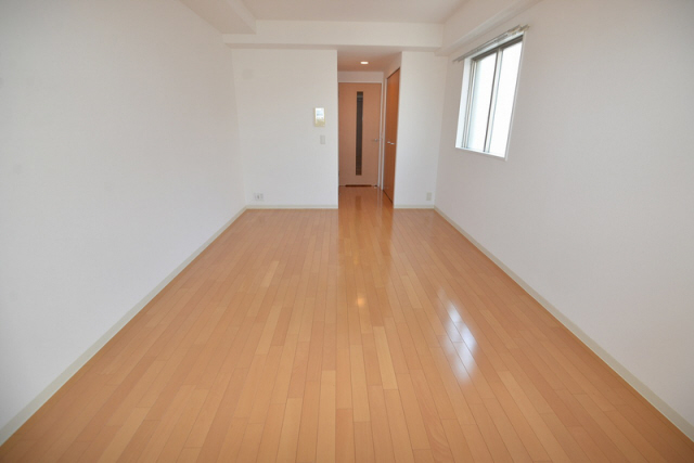 居室・リビング　広くて明るい寝室