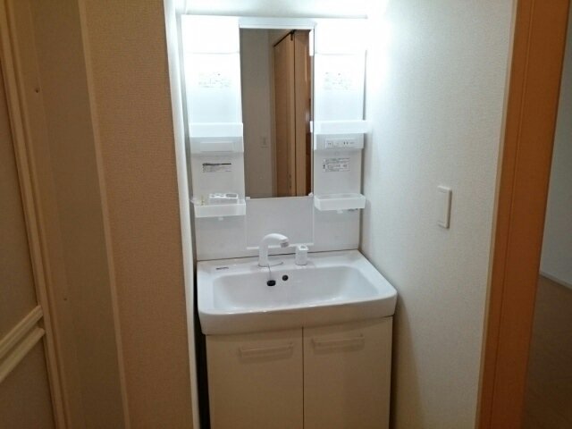 洗面設備　ゆったりとスペースのある洗面所