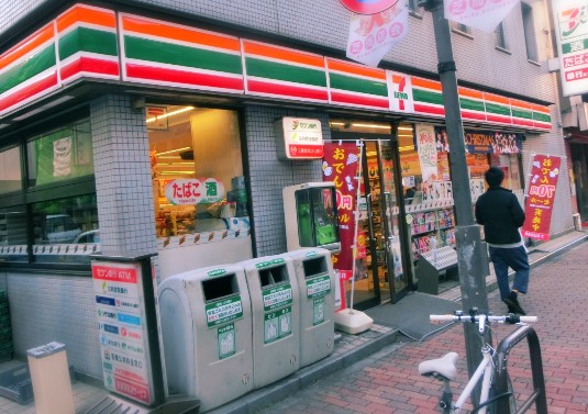 コンビニ　セブンイレブン港区芝２丁目店（コンビニ）まで126m