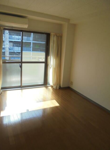 居室・リビング　最上階・角部屋・三面採光で明るい室内☆