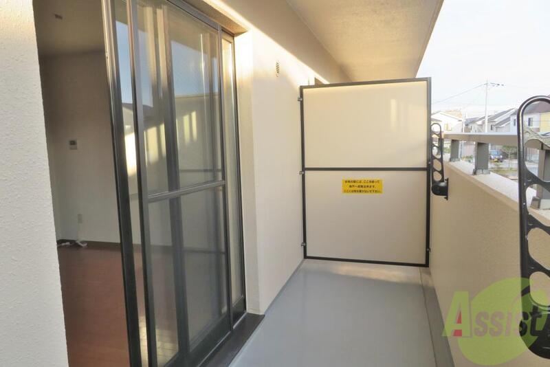 バルコニー　バルコニーは広々で洗濯物を干すのも楽チンです。