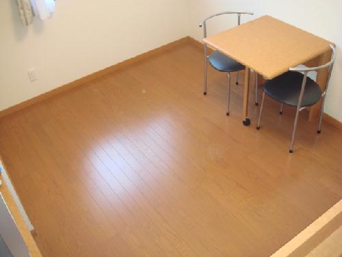 その他設備　居室と折りたたみ式のテーブルです。