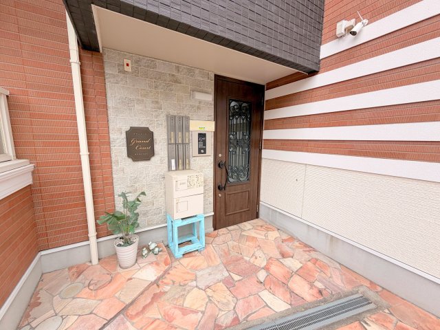 エントランス　オシャレなエントランスは安心のオートロック付きです。