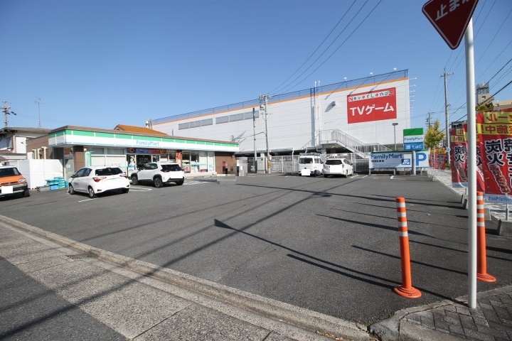 コンビニ　ファミリーマート中川野田店（コンビニ）まで567m