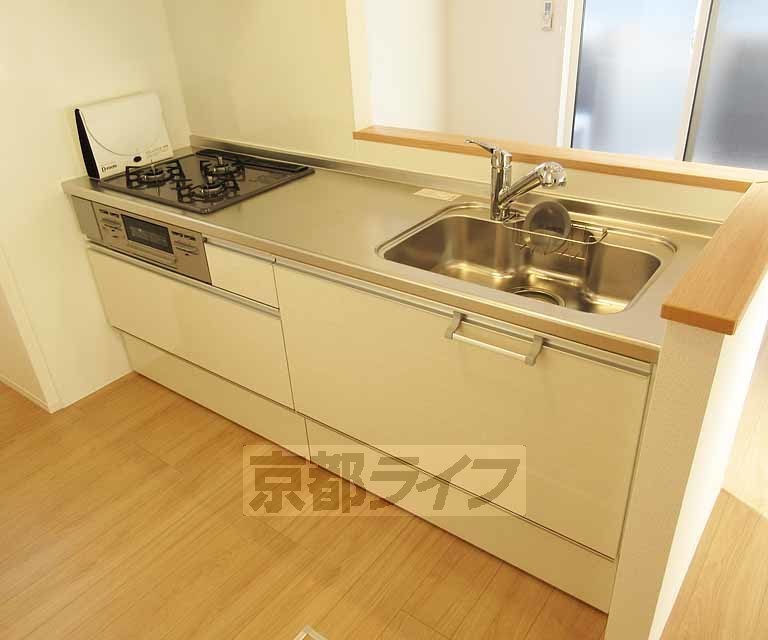 キッチン　３口ガスコンロのシステムキッチンです。