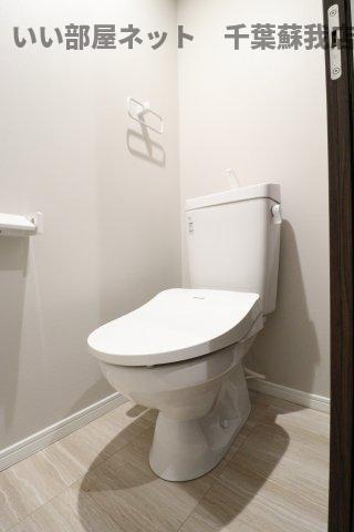 トイレ　落ち着いた色調のトイレです