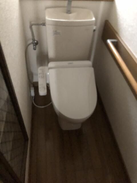 トイレ　落ち着いた色調のトイレです