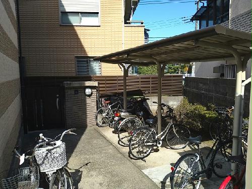 その他共有部分　自転車置場。裏側にもオートロックゲート設置