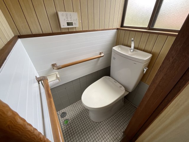 トイレ　手すり付きのトイレです