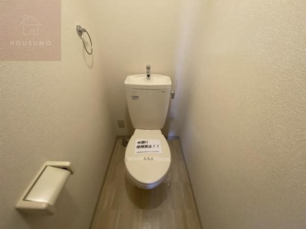 トイレ　落ち着いた色調のトイレです