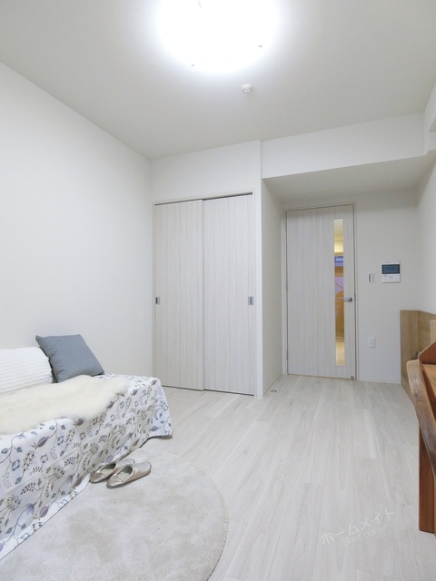 居室・リビング　同マンション内他居室写真になります。