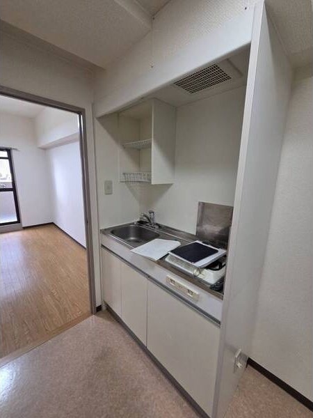キッチン　※写真は同じマンションの違う部屋のものになります。