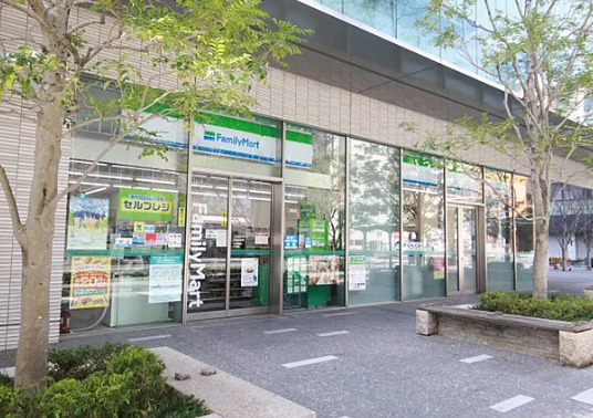 コンビニ　ファミリーマート 桜通本町店（コンビニ）まで98m