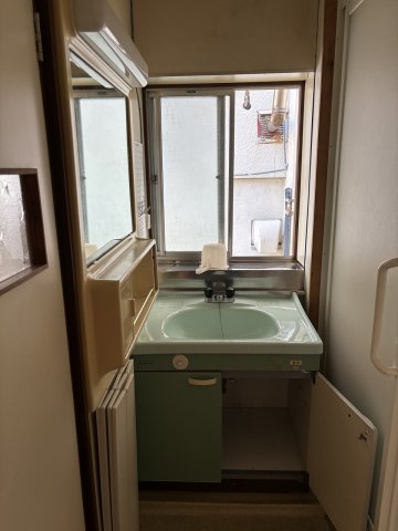 洗面設備　お風呂、トイレの間に洗面台があります