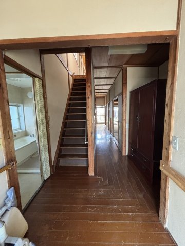 その他部屋・スペース　玄関から見た廊下です