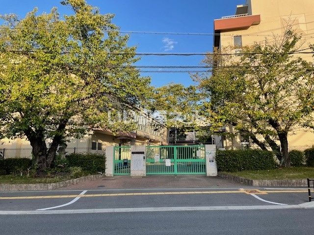 小学校　茨木市立三島小学校（小学校）まで684m