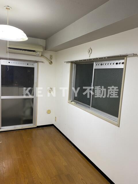 その他部屋・スペース　落ち着いた色調の寝室です