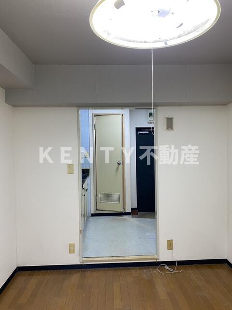 居室・リビング　こちらの居間で趣味の時間をお楽しみください