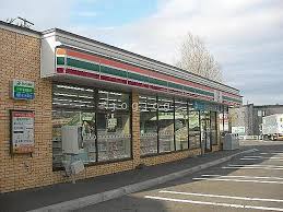 コンビニ　セブンイレブン札幌発寒8条店（コンビニ）まで747m