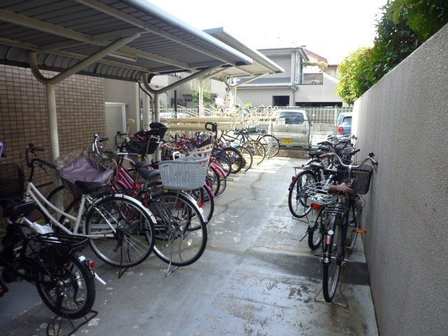 その他共有部分　屋根付の駐輪場があります。