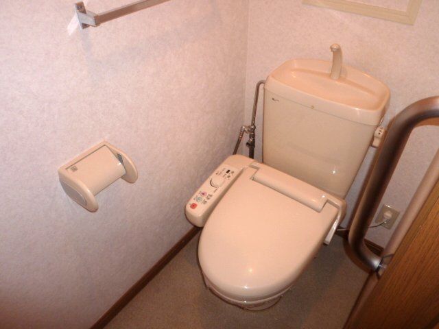 トイレ　温水洗浄便座付きのトイレです。