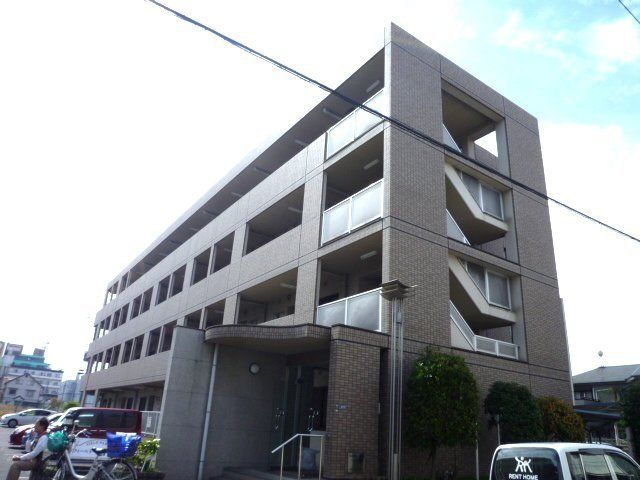 建物外観　４階建ての重厚なタイル貼りの外観です。