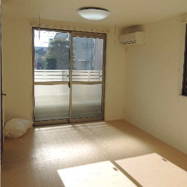居室・リビング　落ち着いた色合いの床材を使用した居住空間です。