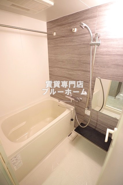 バス・シャワールーム　浴室乾燥付きバス！