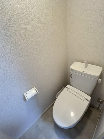 トイレ　落ち着いた色調のトイレです